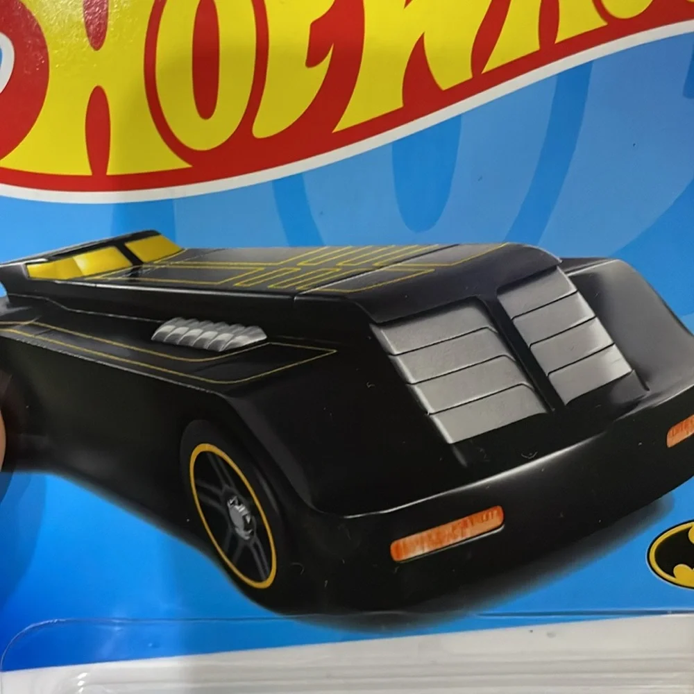 Batman Hot Wheels Arkham Knight Batmobile & Car and A Batman Batarang Keychain